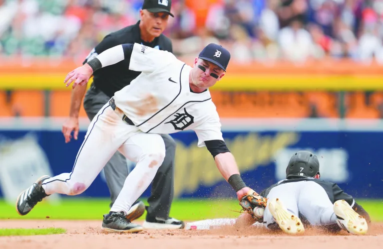 2nd straight win opens lead for White Sox over Tigers